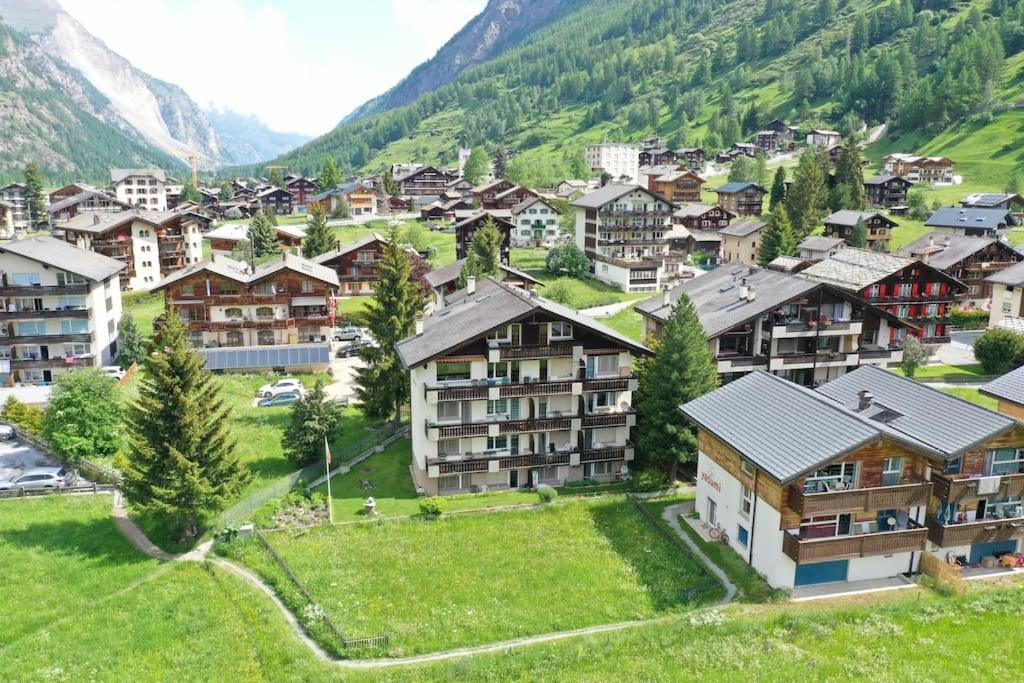 Alpine Retreat 4 Person Apartment Near Zermatt With Parking! Täsch Exterior foto
